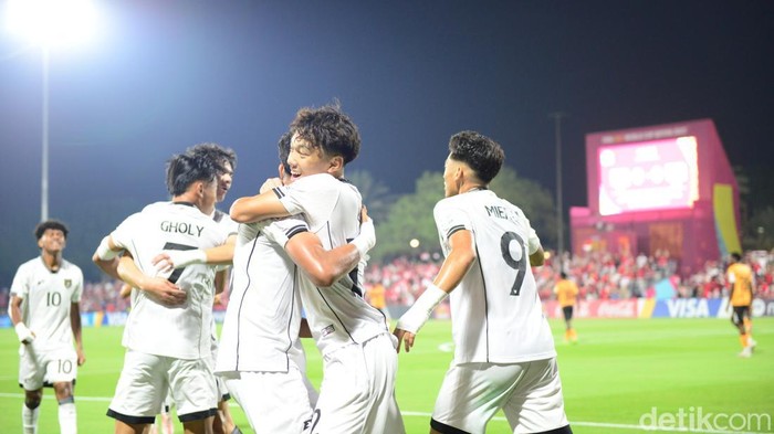 Pemain Timnas Indonesia U-17, Eizar Tanjung, merayakan gol Zahaby Gholy ke gawang Zambia di Piala Dunia U-17 2025.