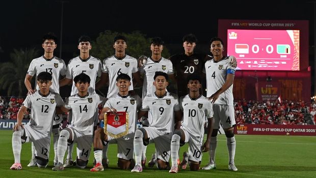 Pesepak bola Timnas Indonesia U-17 berfoto sebelum bertanding melawan Timnas Zambia U-17 pada laga Grup H Piala Dunia U-17 di Lapangan 7 Aspire Zone, Doha, Qatar, Selasa (4/11/2025). ANTARA FOTO/Bayu Pratama S