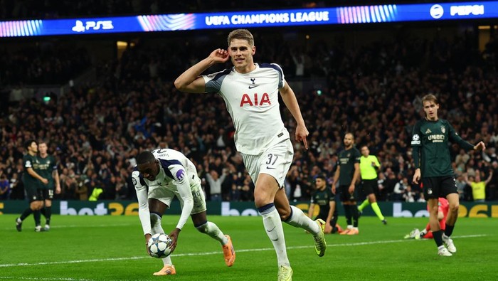 Soccer Football - UEFA Champions League - Tottenham Hotspur v FC Copenhagen - Tottenham Hotspur Stadium, London, Britain - November 4, 2025 Tottenham Hotspurs Micky van de Ven celebrates scoring their third goal Action Images via Reuters/Matthew Childs