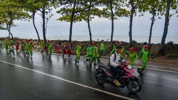 Simulasi Tsunami di Padang, Warga Diajarkan Menyelamatkan Diri Saat Bencana