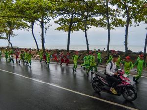 Simulasi Tsunami di Padang, Warga Diajarkan Menyelamatkan Diri Saat Bencana