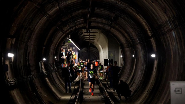 Dengan pencahayaan khas stasiun bawah tanah dan dinding penuh sejarah, suasana lomba terasa berbeda dari ajang lari pada umumnya. REUTERS/Albert Gea
