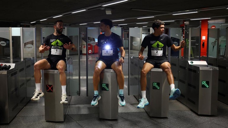 Banyak peserta mengaku senang bisa ikut berlari di tempat yang biasanya hanya mereka lewati sebagai penumpang. REUTERS/Albert Gea