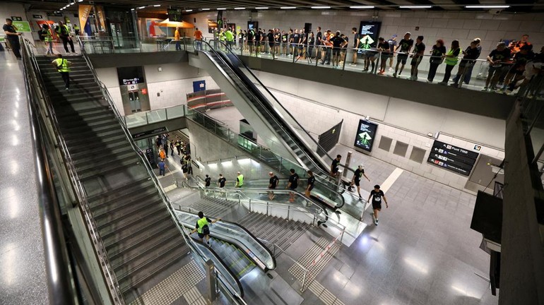 Perayaan ini menjadi bagian dari serangkaian acara 100 Tahun Metro Barcelona, yang menyoroti evolusi sistem transportasi kota dan kedekatannya dengan kehidupan warga. REUTERS/Albert Gea