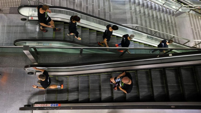 Lomba ini menjadi simbol perjalanan panjang transportasi kebanggaan warga Barcelona yang telah melayani jutaan penumpang sejak 1924. REUTERS/Albert Gea