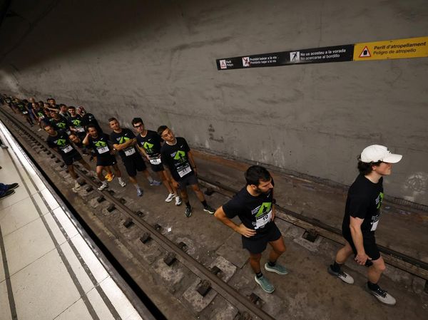 Unik! Ratusan Peserta Lari di Terowongan Bawah Tanah Rayakan 100 Tahun Metro Barcelona