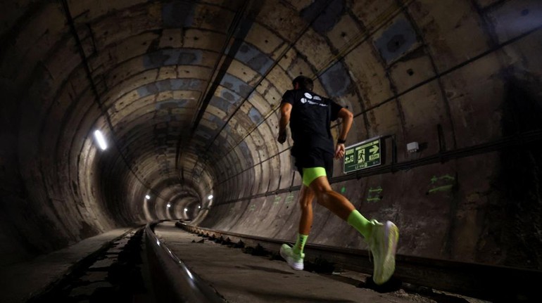 Seorang peserta berlari melalui terowongan kereta bawah tanah selama perlombaan untuk memperingati hari jadi ke-100 metro Barcelona, di Barcelona, Spanyol, Rabu (5/11/2025). REUTERS/Albert Gea