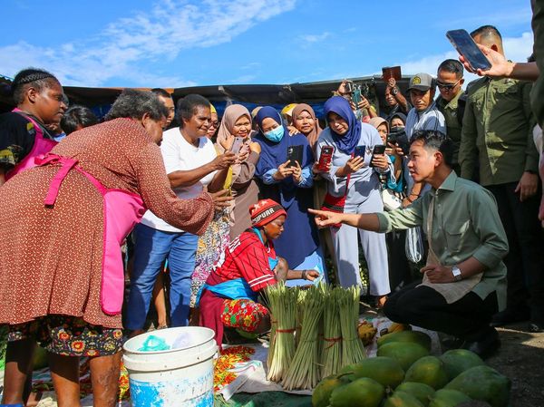 Gaya Wapres Gibran Blusukan ke Pasar Wosi Manokwari