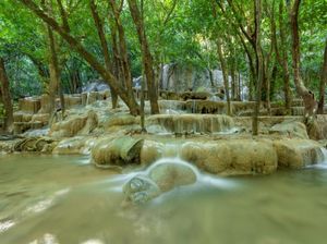 Pasangan Turis dari Israel Jadi Tontotan, Bercumbu di Air Terjun Thailand