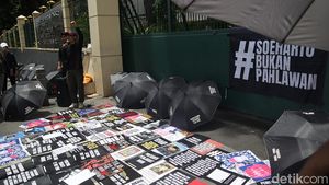 Aksi Damai di Kemenbud Tolak Gelar Pahlawan untuk Soeharto