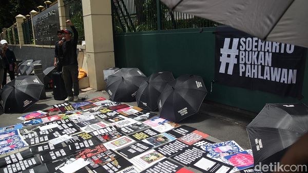 Aksi Damai di Kemenbud Tolak Gelar Pahlawan untuk Soeharto