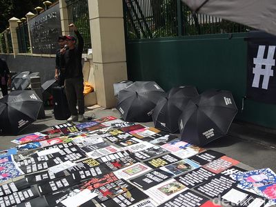 Aksi Damai di Kemenbud Tolak Gelar Pahlawan untuk Soeharto