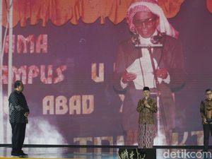 KH Mahrus Aly Ulama Pejuang dan Pionir Pendidikan Terima Anugerah Adiluhung