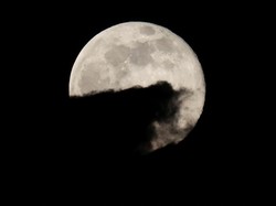 Video: Supermoon Terbesar Tahun Ini, Tapi Bulannya Kok Nggak Cerah?