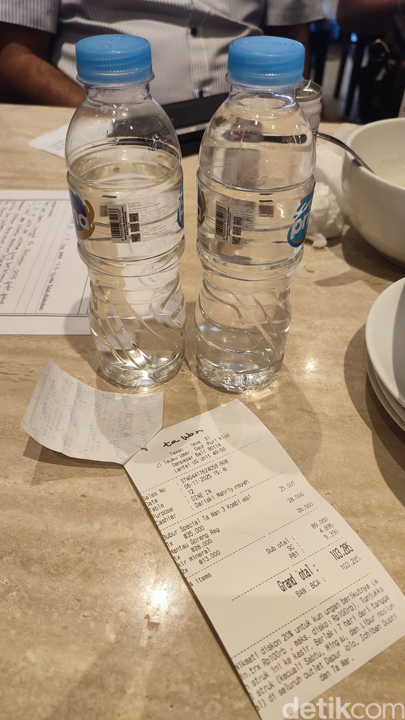 Botol kemasan berisi cairan pemutih. (Ahmad Firizqi Irwan/detikBali).