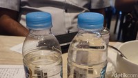 Fatal! Cairan Pembersih di Botol Air Mineral Restoran Diminum Pelanggan