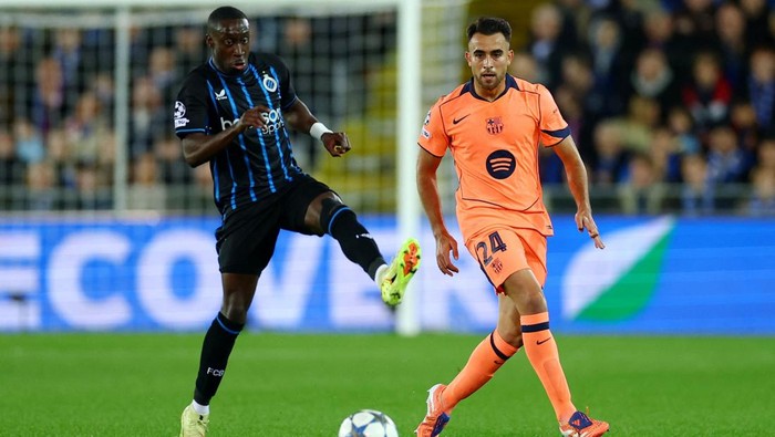 Soccer Football - UEFA Champions League - Club Brugge v FC Barcelona - Jan Breydel Stadium, Bruges, Belgium - November 5, 2025 FC Barcelonas Eric Garcia in action with Club Brugges Carlos Forbs REUTERS/Yves Herman