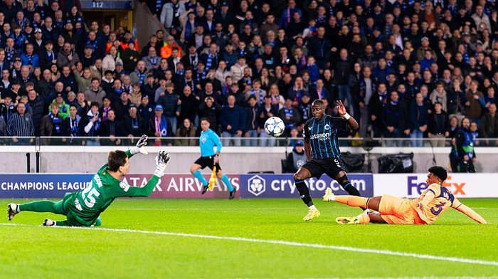 BRUGES, BELGIUM - NOVEMBER 5: Carlos Forbs of Club Brugge celebrates after scoring the teams first goal against Wojciech Szczesny of FC Barcelona and Alejandro Balde of FC Barcelona during the UEFA Champions League 2025/26 League Phase MD4 match between Club Brugge KV and FC Barcelona at Jan Breydelstadion on November 5, 2025 in Bruges, Belgium. (Photo by Joris Verwijst/BSR Agency/Getty Images)