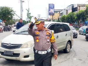 Polantas dan Samapta Polda Riau Terjun Patroli Urai Macet di Pekanbaru
