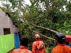 Ratusan Rumah di Ciamis Rusak Diterjang Angin Kencang
