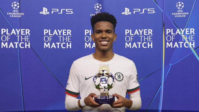 BAKU, AZERBAIJAN - NOVEMBER 05: Estevao of Chelsea poses for a photo with the PlayStation Player Of The Match award after the draw during the UEFA Champions League 2025/26 League Phase MD4 match between Qarabag FK and Chelsea FC at Tofiq Bahramov Stadium on November 05, 2025 in Baku, Azerbaijan. (Photo by Francesco Scaccianoce - UEFA/UEFA via Getty Images)