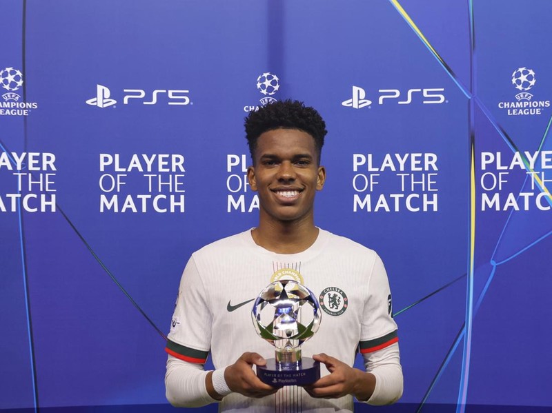 BAKU, AZERBAIJAN - NOVEMBER 05: Estevao of Chelsea poses for a photo with the PlayStation Player Of The Match award after the draw during the UEFA Champions League 2025/26 League Phase MD4 match between Qarabag FK and Chelsea FC at Tofiq Bahramov Stadium on November 05, 2025 in Baku, Azerbaijan. (Photo by Francesco Scaccianoce - UEFA/UEFA via Getty Images)