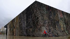 Festival Seni Masa Depan Hadirkan Instalasi Kamuflase untuk Perdamaian Ukraina