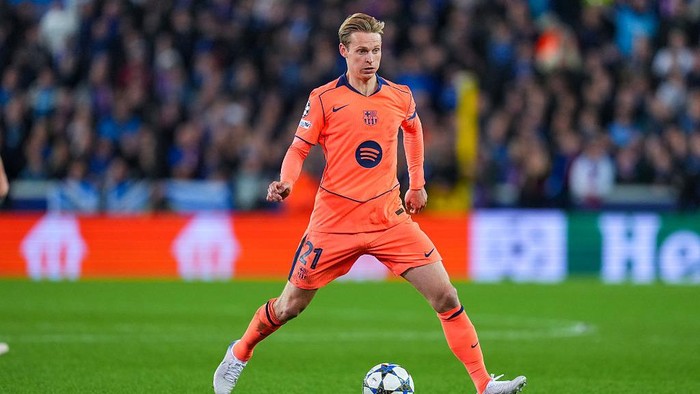 BRUGES, BELGIUM - NOVEMBER 05: Frenkie de Jong of FC Barcelona controls the ball during the UEFA Champions League 2025/26 League Phase MD4 match between Club Brugge KV and FC Barcelona at Jan Breydelstadion on November 05, 2025 in Bruges, Belgium. (Photo by Franco Arland/Getty Images)