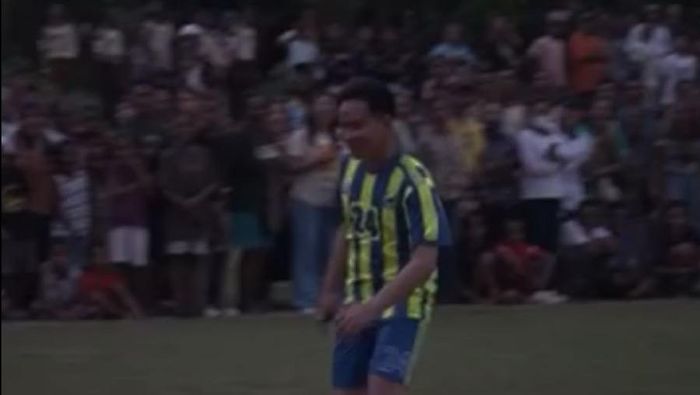 Video: Gibran Main Bola Bareng Anak-anak Papua, Cetak 3 Gol