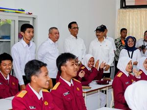 Mensos Ajak Menhub-Sultan HB X Tinjau Aktivitas Siswa SRMA 20 Sleman