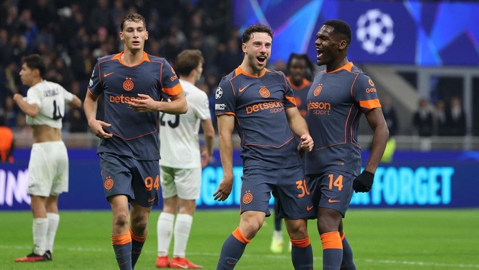Soccer Football - UEFA Champions League - Inter Milan v Kairat - San Siro, Milan, Italy - November 5, 2025 Inter Milans Carlos Augusto celebrates scoring their second goal with Ange-Yoan Bonny REUTERS/Claudia Greco