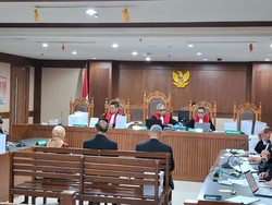 Menangis Baca Pleidoi, Eks Dirut ASDP Cerita Kondisi Keluarga Saat Kecil