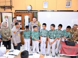 Kejujuran 6 Anak SD di Jaktim Bawa Ponsel Temuan ke Polisi: Permisi, Kita Nemu HP Pak