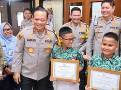 Kapolda Metro Apresiasi Kejujuran Bocah SD di Jaktim Bawa HP Temuan ke Polisi
