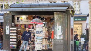 Lupakan Eiffel, Ini Ikon Baru Paris: Kios Koran!