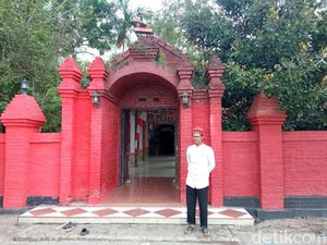 Keheningan dan Doa di Balik Tembok Bata Merah Makam Mbah Buyut Tambi