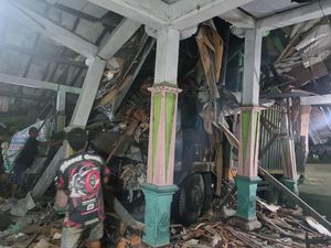 Brakk! Truk Tronton Seruduk Warung-Musala di Pantura Rembang