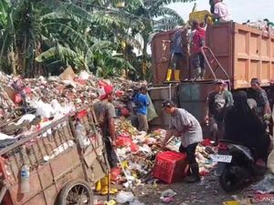 Warga Keluhkan Tumpukan Sampah di Penggilingan: Bau dan Ganggu Lalin