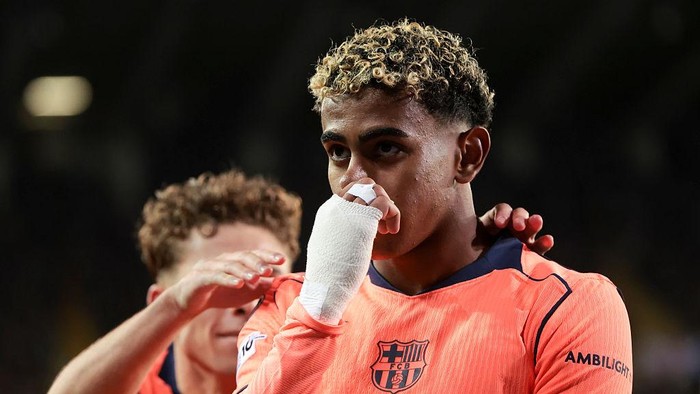 BRUGES, BELGIUM - NOVEMBER 5: Lamine Yamal of Barcelona celebrates his goal during the UEFA Champions League 2025/26 League Phase MD4 match between Club Brugge KV and FC Barcelona at Jan Breydelstadion on November 5, 2025 in Bruges, Belgium. (Photo by Jean Catuffe/Getty Images)