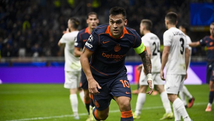 MILAN, ITALY - NOVEMBER 5: Lautaro Martínez of FC Internazionale celebrates after scoring his teams first goal during the UEFA Champions League 2025/26 League Phase MD4 match between FC Internazionale Milano and FC Kairat Almaty at Stadio San Siro on November 5, 2025 in Milan, Italy. (Photo by Stefano Guidi/Getty Images)