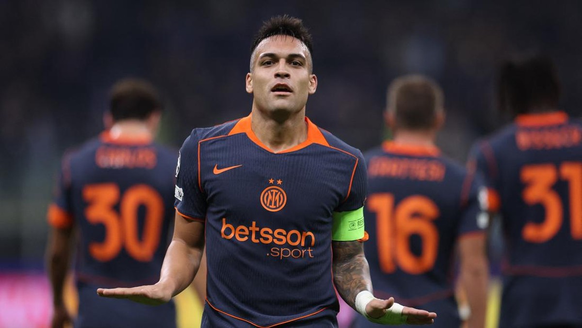 Lautaro Martinez selebrasi pinguin untuk Achraf Hakmi. (REUTERS/Claudia Greco)