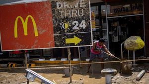 Lumpur Menyelimuti Cebu Setelah Terjangan Topan Kalmaegi