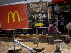 Lumpur Menyelimuti Cebu Setelah Terjangan Topan Kalmaegi