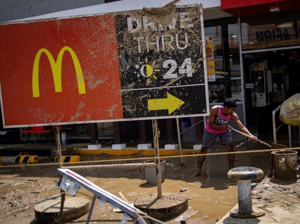 Lumpur Menyelimuti Cebu Setelah Terjangan Topan Kalmaegi