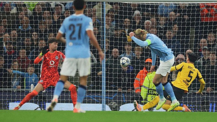Soccer Football - UEFA Champions League - Manchester City v Borussia Dortmund - Etihad Stadium, Manchester, Britain - November 5, 2025 Manchester Citys Erling Haaland scores their second goal REUTERS/Phil Noble