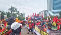 Suarakan Kenaikan Upah, Massa Buruh Demo di Depan Gedung DPR RI