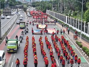 Ada Demo Buruh di Depan Gedung DPR, Sejumlah Rute Transjakarta Dialihkan