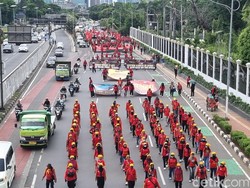 Ada Demo Buruh di Depan Gedung DPR, Sejumlah Rute Transjakarta Dialihkan