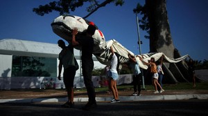 Masyarakat Adat Gelar Aksi Protes di Luar KTT Iklim COP30 Belem