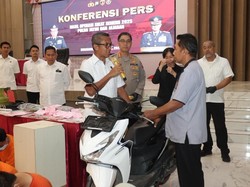 Polda Jatim Kembalikan Barang Bukti Curanmor Operasi Sikat Semeru 2025